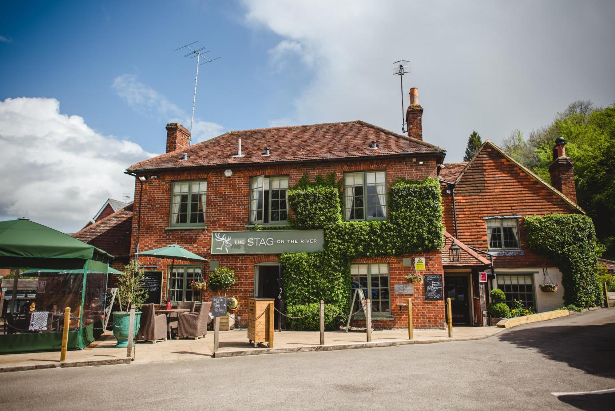 The Stag On The River Godalming Buitenkant foto
